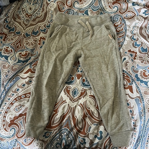 Boys size 5 grey sweatpants - Picture 1 of 4